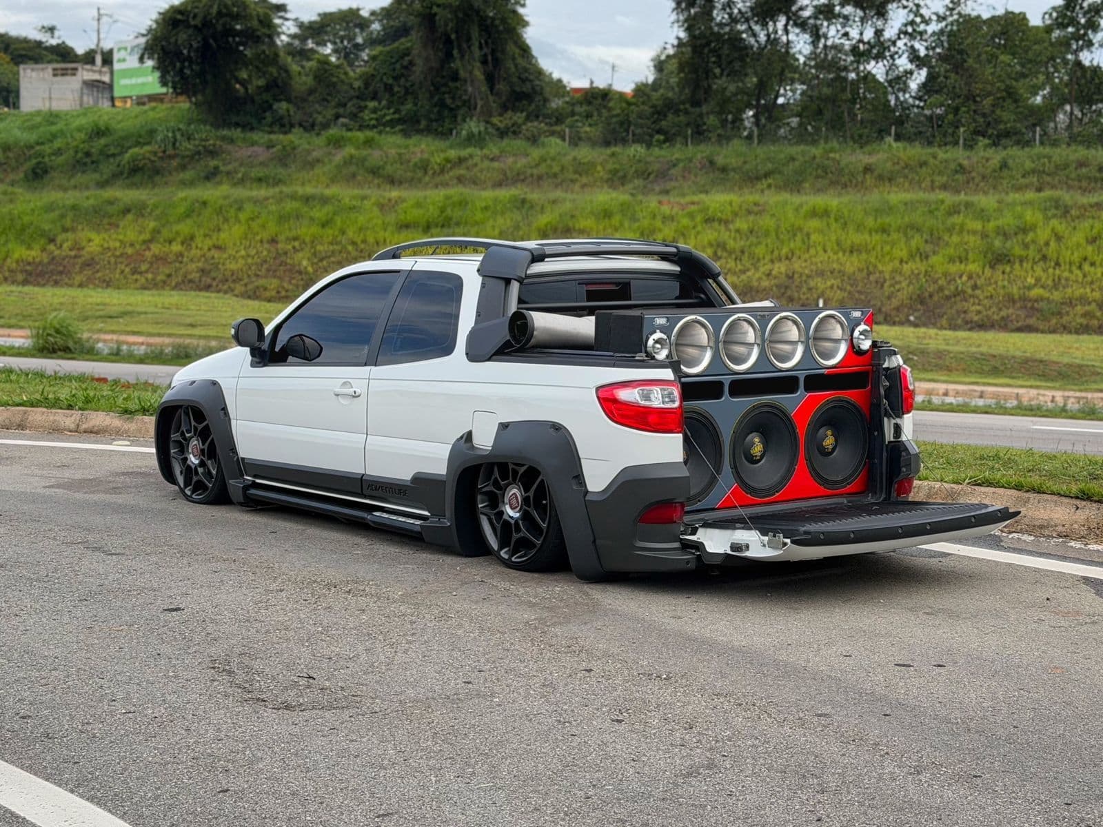 Imagem da campanha Strada Locker 2019 com som e suspensão a ar