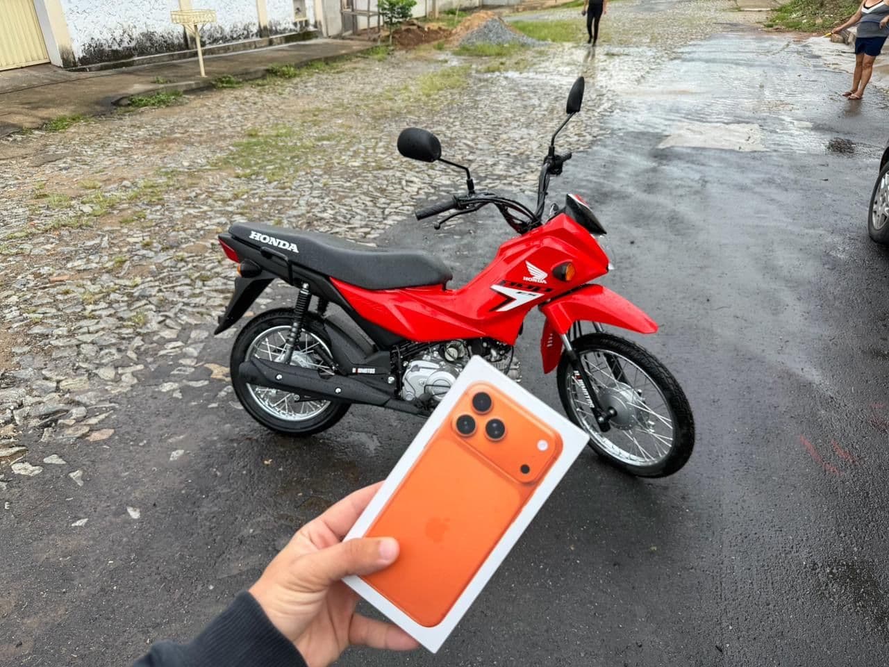 Imagem da campanha Pop 0 km vermelha + IPhone 17 pro max